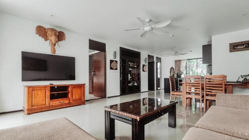 Μια τηλεόραση ή/και κέντρο ψυχαγωγίας στο Casuarina Shores Apartment - SHA Plus