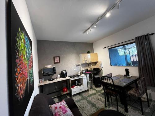 Dapur atau dapur kecil di Loft Mobiliado e Bem Localizado com Ar condicionado C