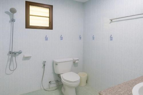 Salle de bains dans l'établissement Riviera Patong