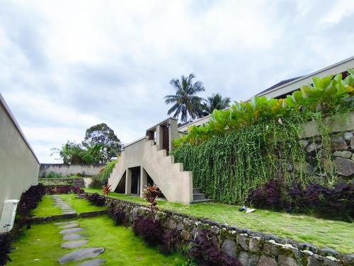Taman di luar The Lavana Svarga Renjana Villa