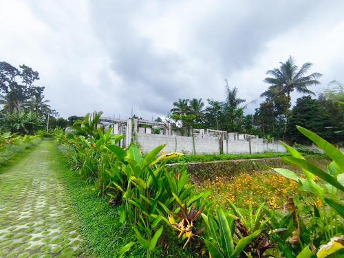 Taman di luar The Lavana Svarga Renjana Villa