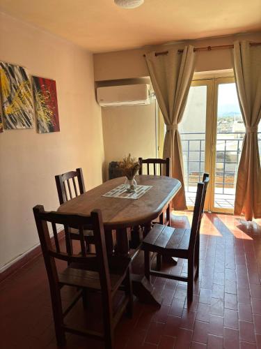 a dining room with a wooden table and chairs at Cómodo departamento centrico a metros de la Catedral in San Fernando del Valle de Catamarca