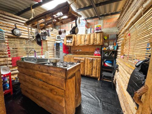 eine Küche mit Holzwänden und einer Holzoberfläche in der Unterkunft Hotel Mahoma in El Cocuy