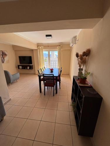 a living room with a table and chairs and a television at Amplio depto a estrenar a metros de plaza principal in San Fernando del Valle de Catamarca