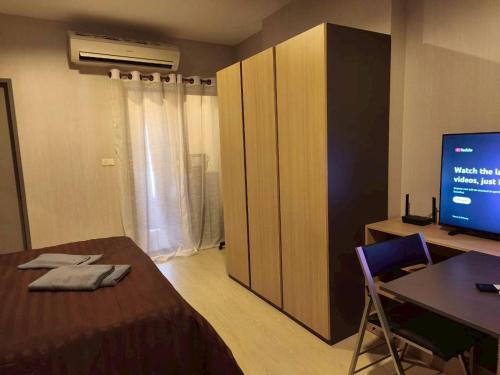 Μια τηλεόραση ή/και κέντρο ψυχαγωγίας στο Condo Studio Sukhumvit 1 min BTS Pu Chao