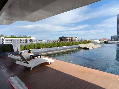 Πισίνα στο ή κοντά στο Condo Studio Sukhumvit 1 min BTS Pu Chao