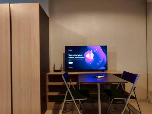 Μια τηλεόραση ή/και κέντρο ψυχαγωγίας στο Condo Studio Sukhumvit 1 min BTS Pu Chao
