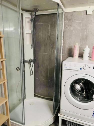 Ένα μπάνιο στο KB Basement Apartment