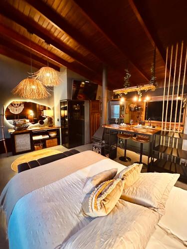 a bedroom with two beds and a kitchen in a room at Santuá - Cabana Bellagio in Rio dos Cedros
