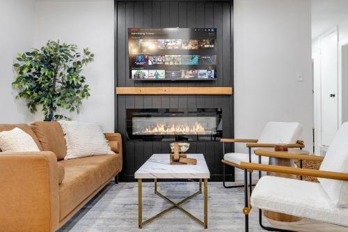 Χώρος καθιστικού στο Spacious Family Retreat in the Heart of Garland
