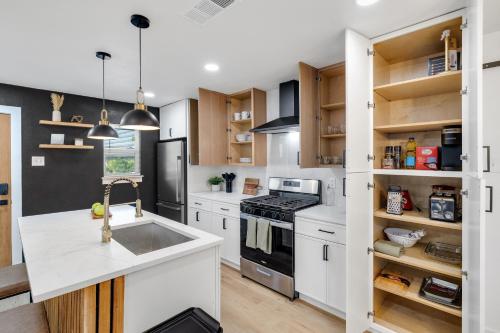 Η κουζίνα ή μικρή κουζίνα στο Spacious Family Retreat in the Heart of Garland