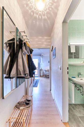 a hallway with a bench in a room with a sink at Terrassenhaus - 9 in Cuxhaven
