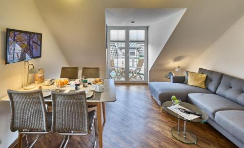 ein Wohnzimmer mit Sofa und Tisch in der Unterkunft Scharhörn - 7 in Cuxhaven