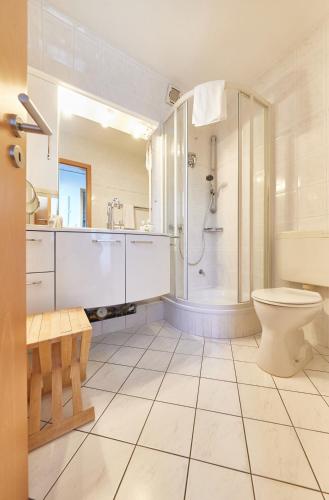 a large bathroom with a shower and a toilet at Haus Tide in Cuxhaven