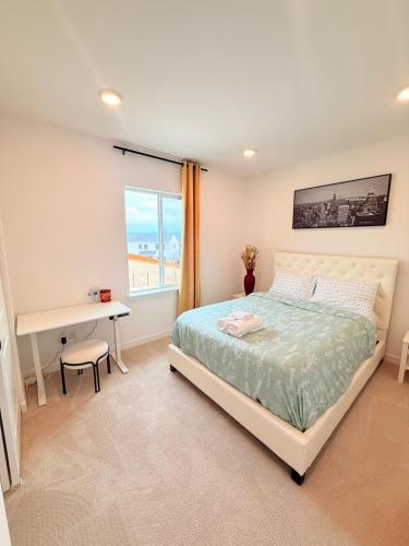 a bedroom with a bed and a desk and a window at Cozy Retreat, Room 2, Near Mt Rainier, Seattle, National parks in Bonney Lake