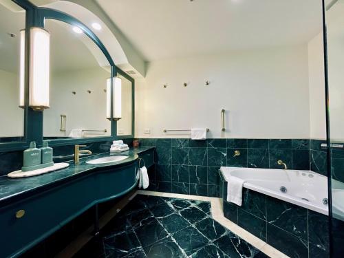Un baño de Ocean View Studio King bed with Spa