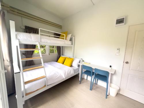 a small bedroom with a bunk bed and a desk at Kanal Bangkok Service Residence in Ban Khlong Bang Chak