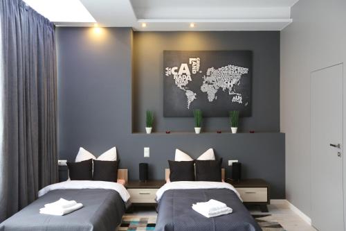 dwa łóżka w sypialni z mapą świata w obiekcie Apartamenty Centrum Krawiecka w Zielonej Górze