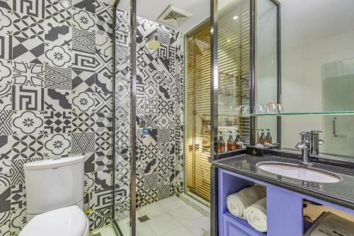 Biway Fashion Hotel - Puyang Lianhua في Puyang: حمام مع مرحاض ومغسلة