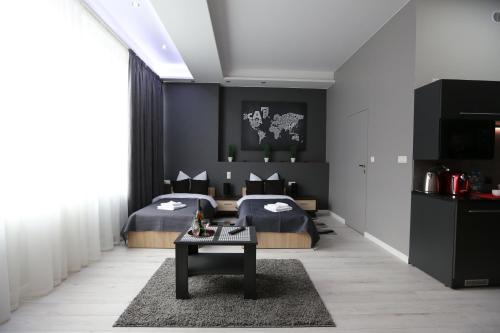 sypialnia z 2 łóżkami i stołem w obiekcie Apartamenty Centrum Krawiecka w Zielonej Górze