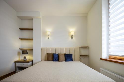 Tempat tidur dalam kamar di Mar Baltico Palanga Apartment
