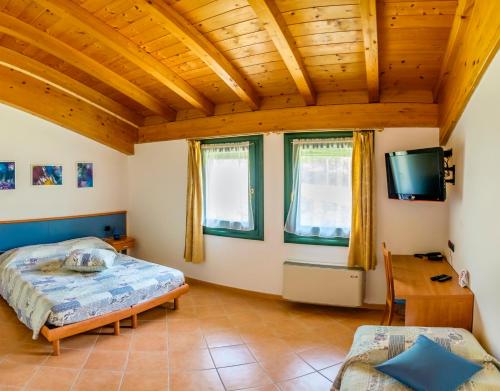una camera con letto e soffitto in legno di Al Colle a Cavaion Veronese