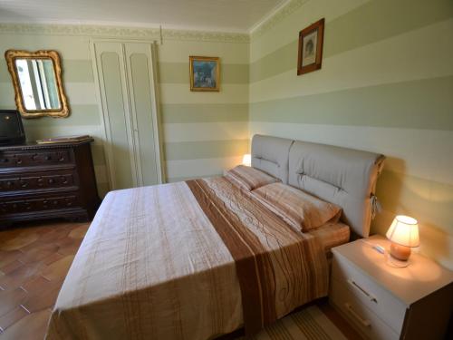 Un dormitorio con una cama, una cómoda y una lámpara. en Nature Retreat in Testico, en Testico