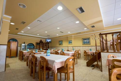 Hostal O Camouco tesisinde bir restoran veya yemek mekanı