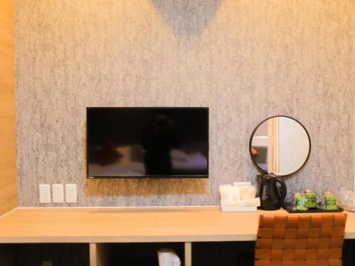 a mirror and a tv in a room at SPA HOTEL YUTTARIKAN in Satsumasendai