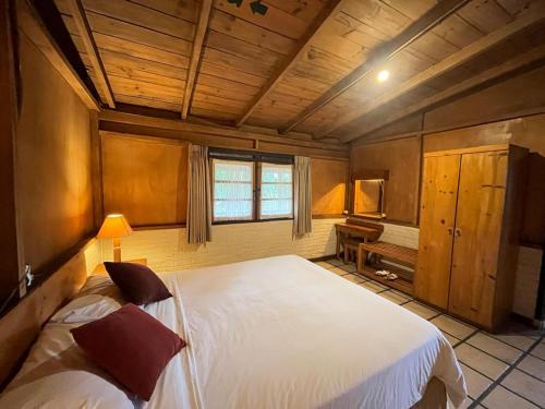 Giường trong phòng chung tại Hotel Grand Panorama Lembang