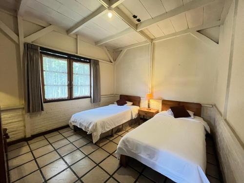 Giường trong phòng chung tại Hotel Grand Panorama Lembang