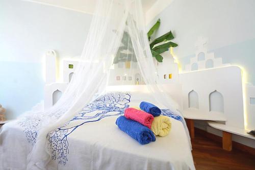 a bedroom with a bed with towels on it at L'isola di Gaia in Crotone