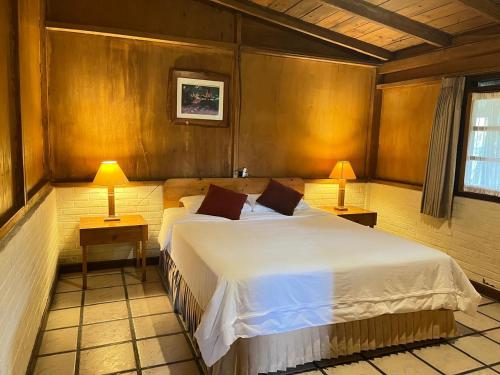 Giường trong phòng chung tại Hotel Grand Panorama Lembang