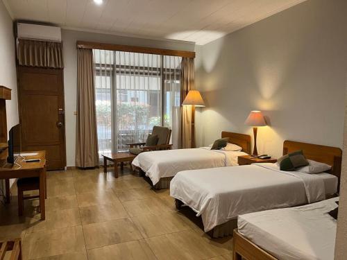 Giường trong phòng chung tại Hotel Grand Panorama Lembang
