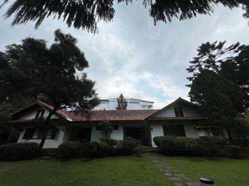 Vườn quanh Hotel Grand Panorama Lembang