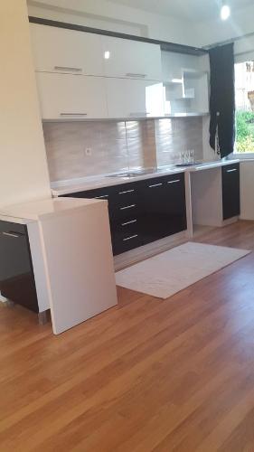 Dapur atau dapur kecil di Ohrid Sunset Apartments Velestovo