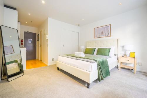 Ένα ή περισσότερα κρεβάτια σε δωμάτιο στο Central Auckland Studio Near Universities