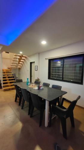 a large dining room with a table and chairs at Valley View Villa Wai in Wai