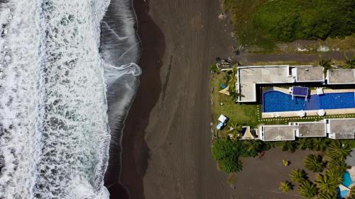 an overhead view of a house and the ocean at Hotel Casa Real Boutique Monterrico in La Candelaria