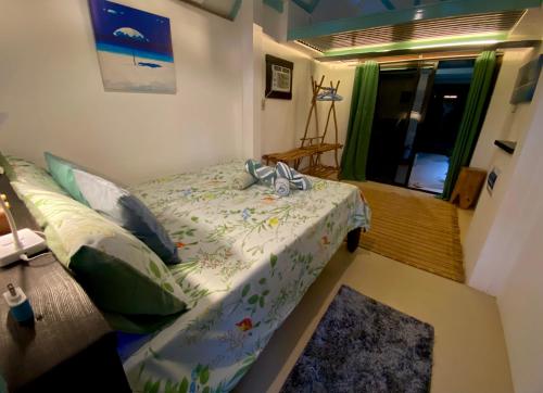 Postel nebo postele na pokoji v ubytování DJs Beach Resort