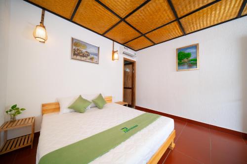 a bedroom with a bed in a room at Homestay Thùy Dương 1 in Cai Be