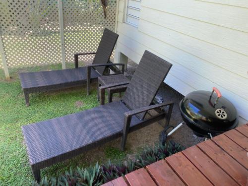 two chairs and a grill on a patio at FARE TITAINA in Hauru