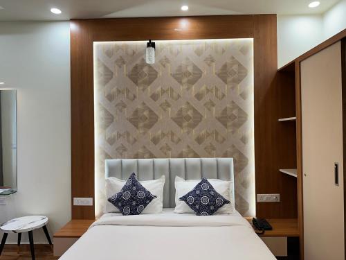 Postel nebo postele na pokoji v ubytování Aanchal Palace Hotel