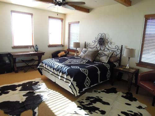 Una cama o camas en una habitación de Croad Vineyards - The Inn