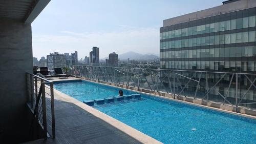 une personne dans une piscine au-dessus d'un bâtiment dans l'établissement Departamento de Lujo en Zona Financiera y Centrica, à San Antonio
