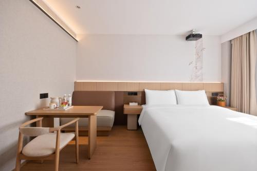Cama o camas de una habitación en Beijing Tangfu Dynasty Hotel - located in the city center, adjacent to the subway station, close to Nanluoguxiang Drum Tower Lama tample Tiananmen Square Forbidden City Temple of Heaven, free laundry car rental, free historical costume experience try on