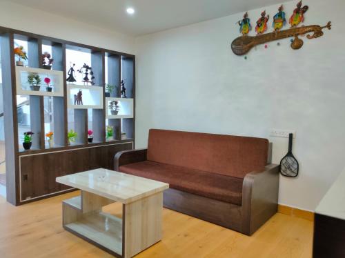 Ruang duduk di Nest 4Bhk villa with an indoor pool