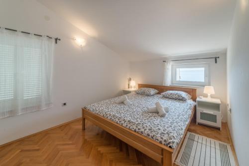- une chambre avec un lit et une fenêtre dans l'établissement Seaside Apartment Barić Draga, à Barić Draga