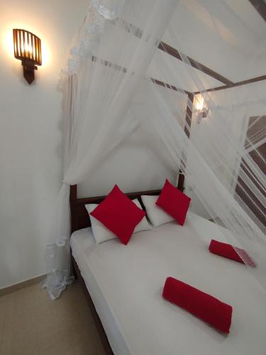 Postel nebo postele na pokoji v ubytování Coconut Villa Madiha