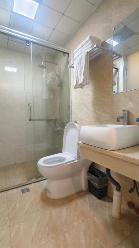 Un baño de 凤凰又见青檐民宿